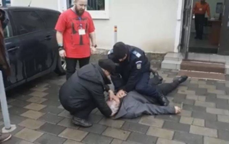 Un jandarm a salvat viața unui alegător în fața secției de votare, în Băicoi / VIDEO