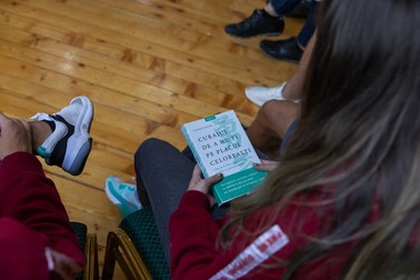 Cartea pe care au primit-o copiii la unul dintre atelierele de dezvoltare personală