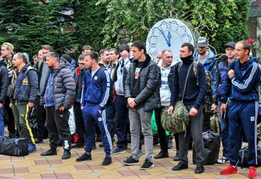 Recruți ruși, în timpul unei ceremonii de rămas bun la biroul de recrutare din Bataysk, regiunea Rostov, Rusia, 26 septembrie 2022. Președintele rus Putin a semnat un decret privind mobilizarea parțială în Federația Rusă. Foto: EPA