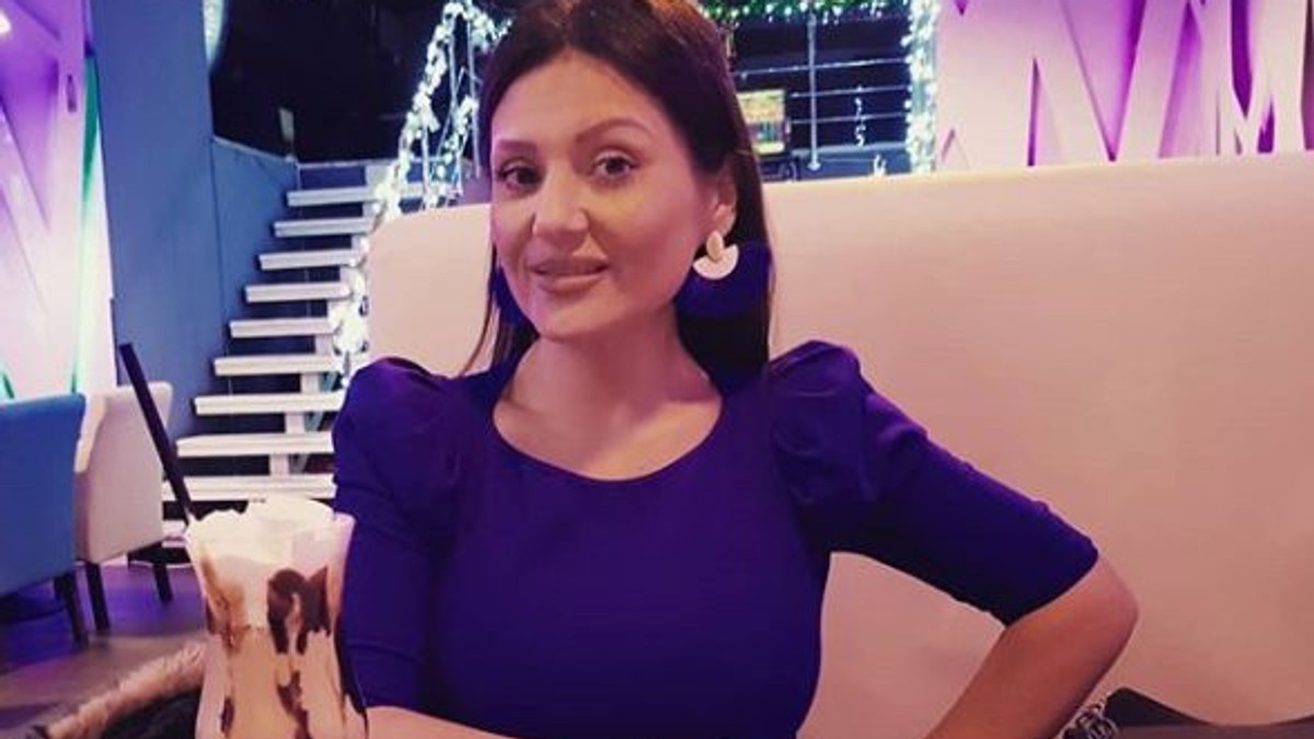 Bianca Rus, dezlănțuită. Îmbrăcată sumar și întinsă pe covor, aruncă săgeți spre fostul soț | FOTO