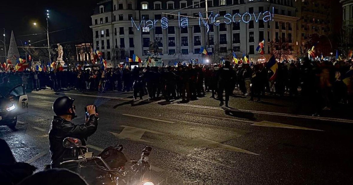 Adrian Băzăvan a proiectat de pe motocicletă pe o clădire mesajul „Marș la Moscova!”