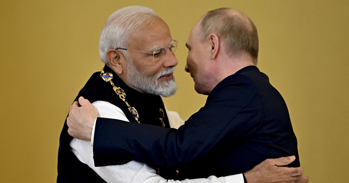 Premierul indian Narendra Modi (stânga) îmbrățișat de Vladimir Putin în timpul vizitei sale din vara acestui an la Moscova Foto: Hepta