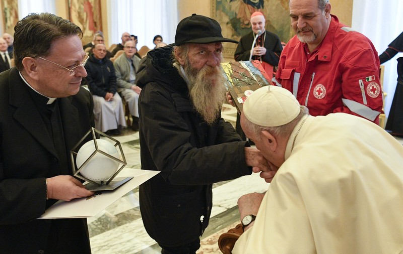 Papa Francisc a sărutat mâna unui bărbat fără adăpost, în ziua când a împlinit 86 de ani