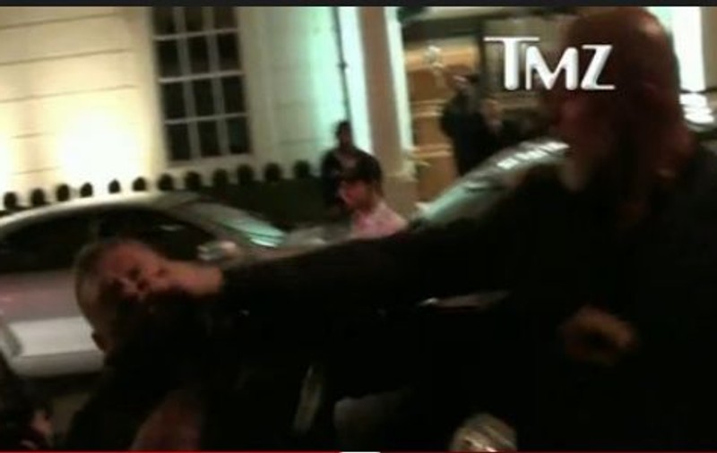 O fotografie l-a costat... dinţii din gură! Un bodyguard al Rihannei a făcut K.O un paparazzo | VIDEO