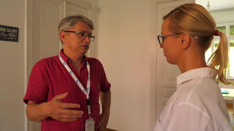 La sediul USR îl găsim pe senatorul de Diaspora Radu Mihail, dar nu şi pe parlamentarii care şi-au dat această adresă pe site
