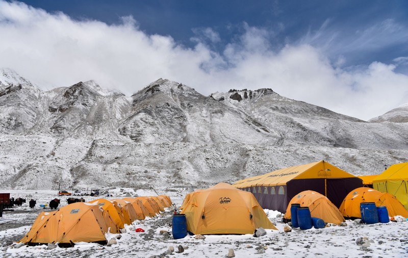China redeschide accesul străinilor pe muntele Everest, pentru prima dată de la pandemie