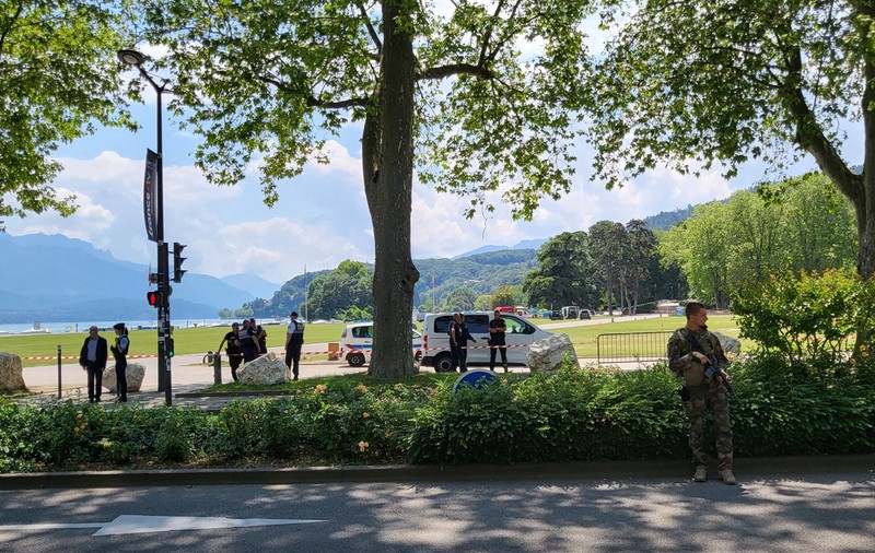 Copii înjunghiați într-un parc din Annecy, Franța. Șase răniți și un suspect reținut