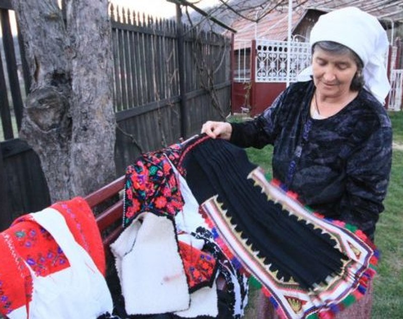 Cămășile de nuntă din Ținutul Pădurenilor, straiele tradiționale pe cale de dispariție