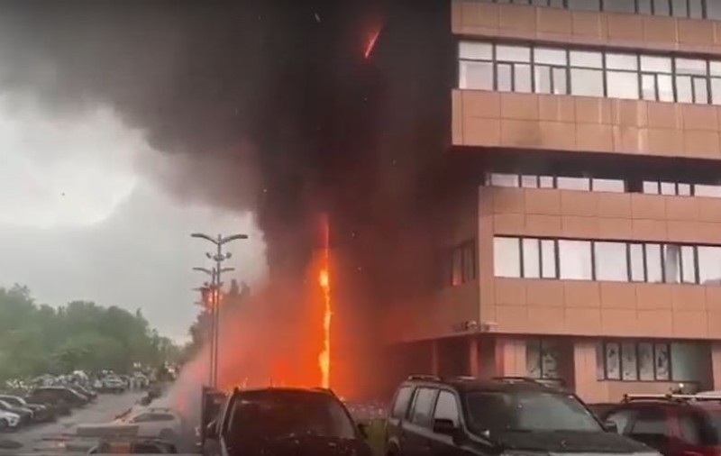 Incendiu puternic la o clădire de birouri din Moscova. Zeci de persoane sunt blocate în interior
