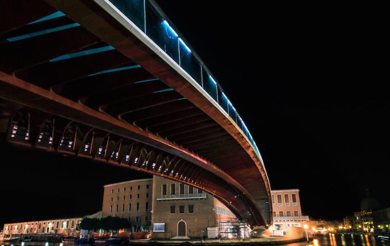 Amendă uriașă pentru arhitectul care a construit "Podul Constituției" din Veneția. Turiștii consideră construcția o adevărată capcană pentru ei