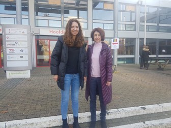 Jurnalista Mirela Neag și medicul Camelia Roiu, în fața sălii de sport unde votează românii din Amsterdam