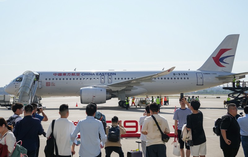 Primul avion de linie al Chinei, C919, a efectuat zborul comercial inaugural. Aeronava este menită să concureze cu modelele Boeing și Airbus