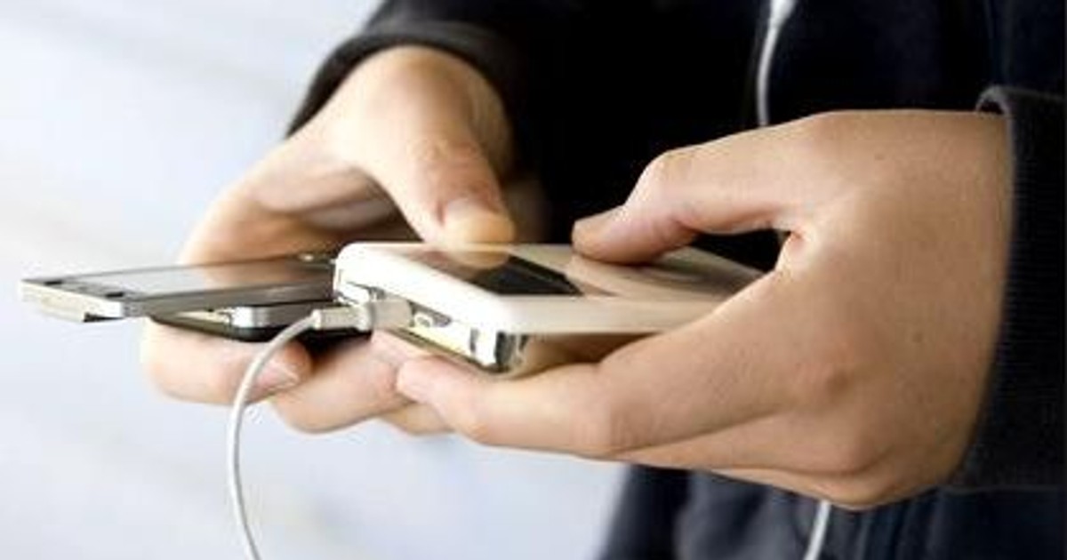 A murit electrocutat după ce și-a folosit telefonul celular lăsat la încărcat