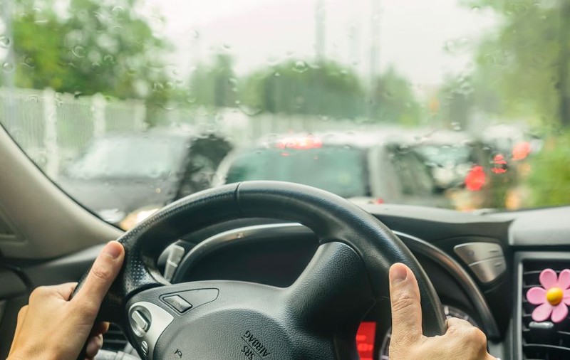 Persoanele cu deficienţe de auz vor avea un semn rutier distinctiv, pe autoturisme. Vot în Parlament
