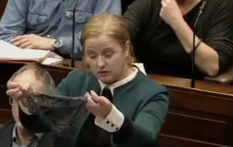 VIDEO| Un parlamentar a fluturat o pereche de chiloți de dantelă în plenul parlamentului. Ce a vrut să arate cu asta
