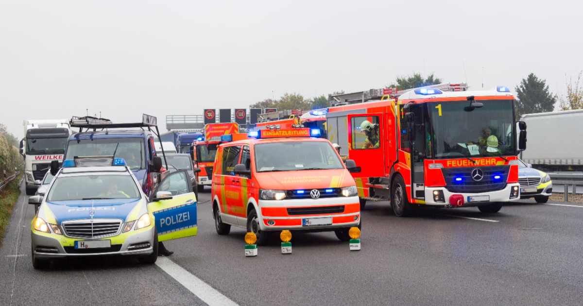 Mai multe ambulanțe și mașini de poliție pe o autostradă din Franța