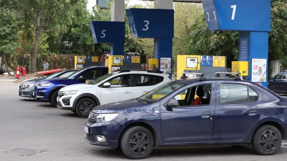 Mai multe mașini, într-o benzinărie din București, 14 septembrie 2026. Poză cu caracter ilustrativ. Foto: Libertatea/ Dumitru Angelescu