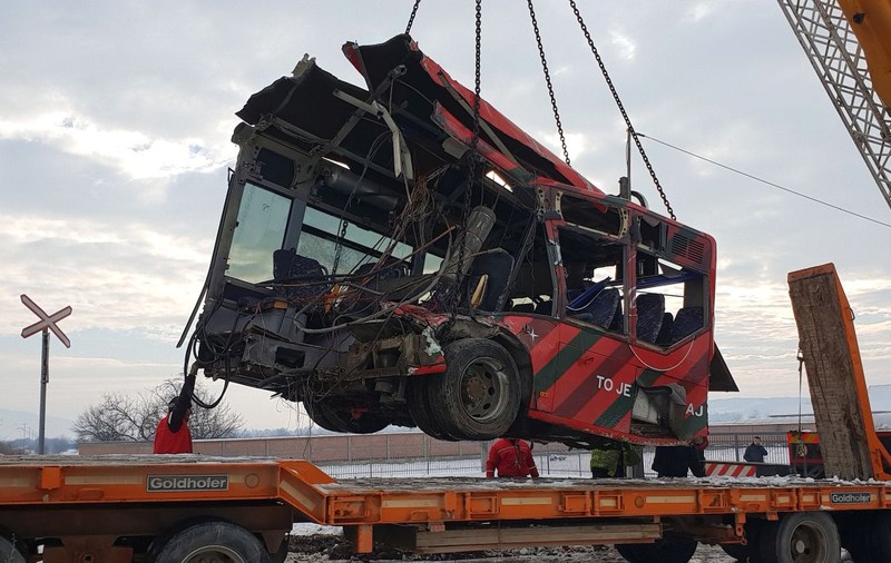 Cinci persoane au murit într-un accident feroviar în Serbia. Un autocar cu elevi a fost pur și simplu rupt în două de un tren