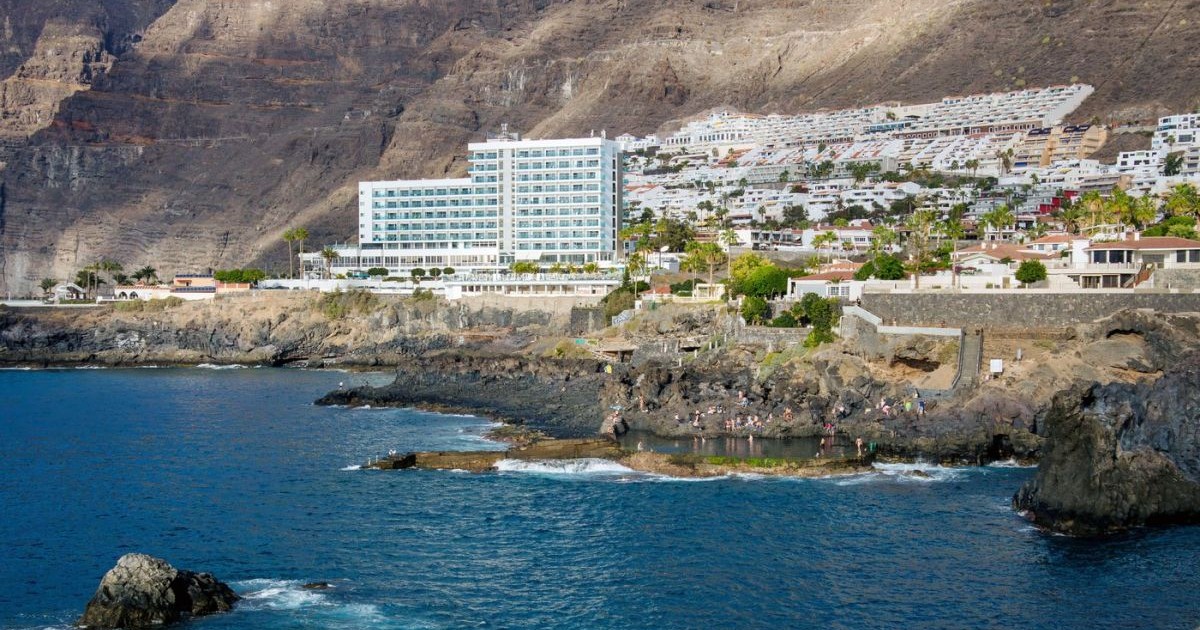 Oamenii care înoată și se distrează în piscina naturală cu rocă de lavă numită Charco de Isla Cangrejo, din Santa Cruz de Tenerife, Spania, 1 februarie 2025