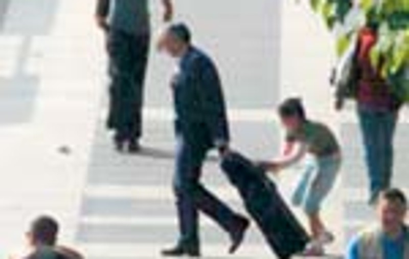'Iata cum jefuiesc copiii romanilor!'