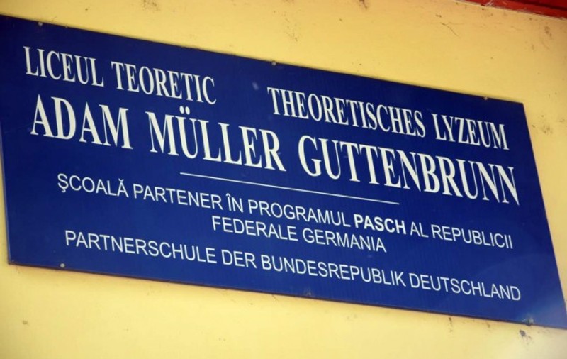 Elevii liceului „Adam Muller Guttenbrun” din Arad spun că directorul i-a închis în școală