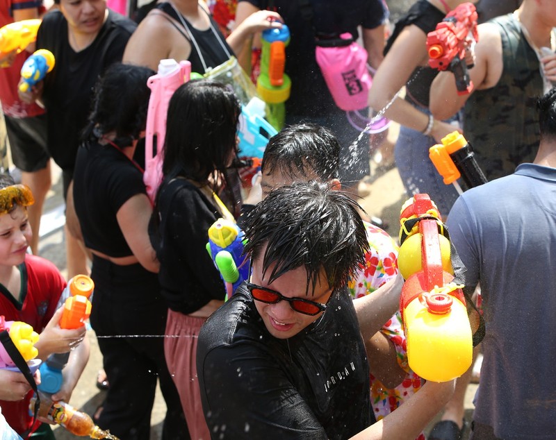 Imagini de la cea mai mare bătaie cu apă din lume, de Anul Nou thailandez. Ce semnifică Festivalul Songkran
