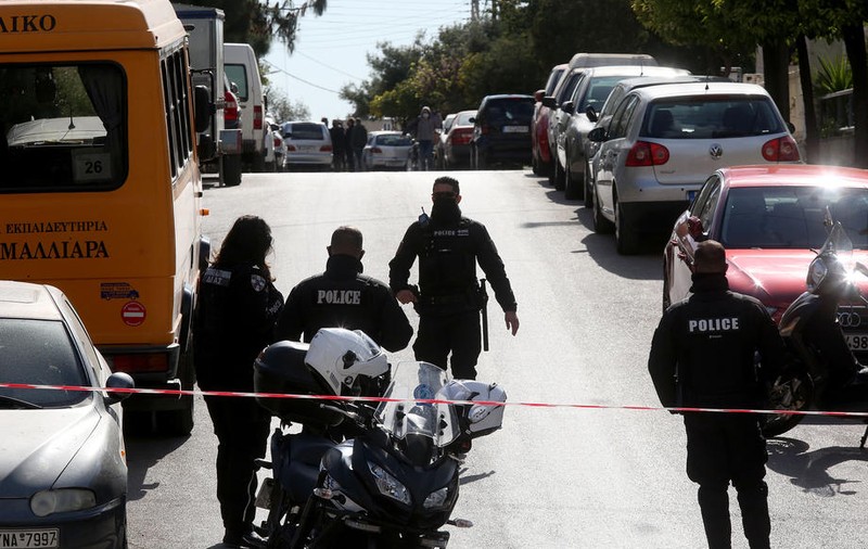 Un jurnalist şi un poliţist din Grecia, vizaţi de două explozii simultane