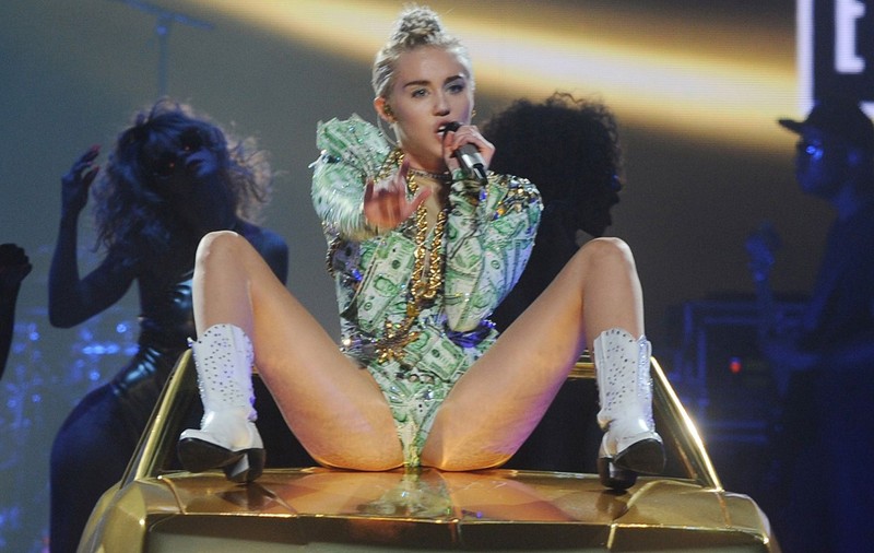 Miley Cyrus, GEST SCÂRBOS ÎN PAT | FOTO