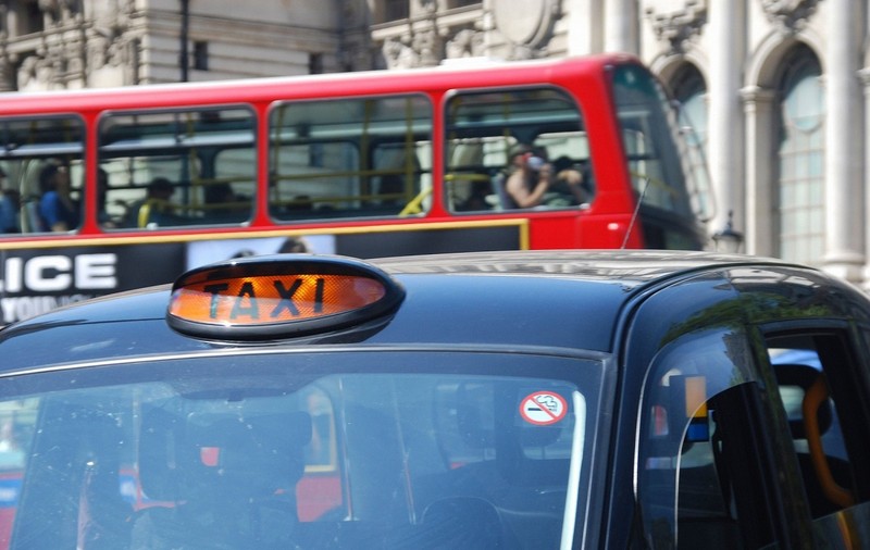 Taximetristul român judecat pentru că a violat o clientă a convins juriul unui tribunal englez că femeia a fost de acord să facă sex cu el, în mașină