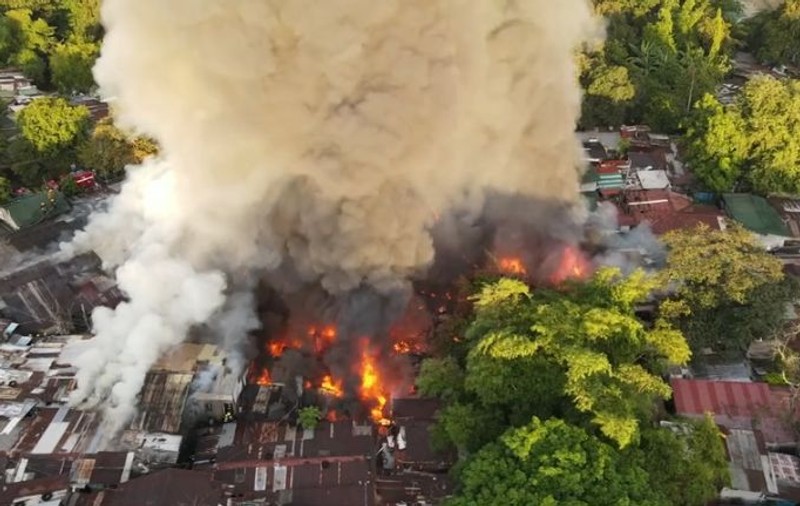 Incendiu de proporții filmat cu drona, în Filipine. Focul a distrus 80 de case și a ucis 8 persoane