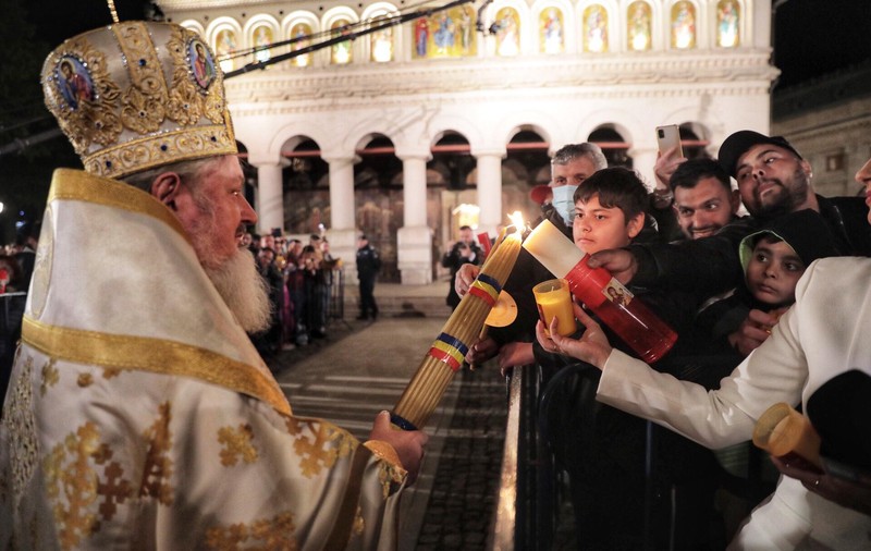 Hristos a Înviat! Credincioșii ortodocși au primit Lumina Învierii. Imagini de la Slujba de Înviere de la Patriarhie