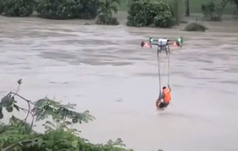 Momentul în care un bărbat este salvat din apele învolburate cu o dronă