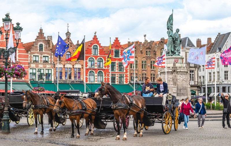 Turiștii din Bruges distrug o parte valoroasă a patrimoniului orașului: „Cerem respect”