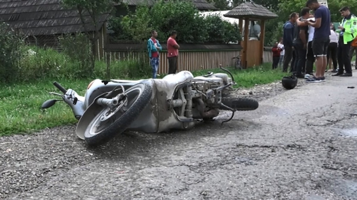 Un bătrân care conducea un moped neînregistrat a comis un accident în urma căruia și-a pierdut viața! Nepotul lui a fost grav rănit
