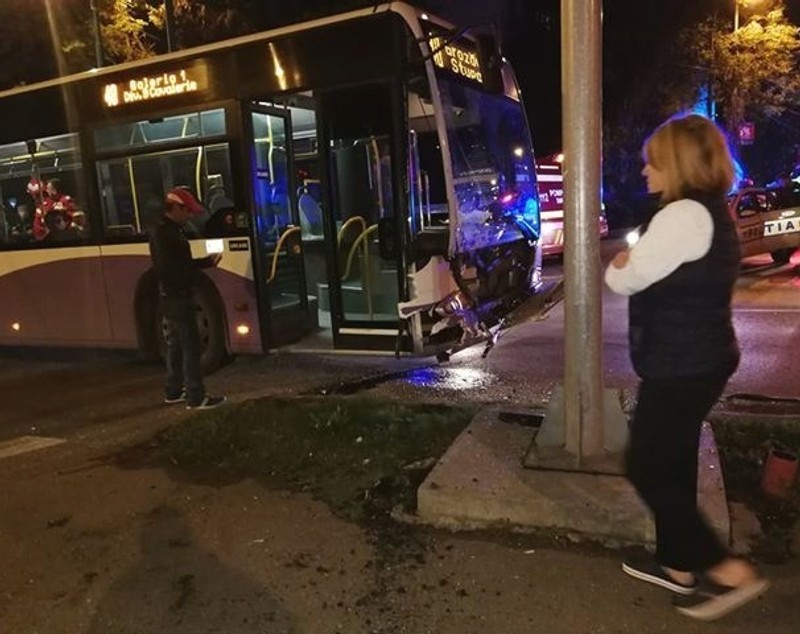 Autobuz lovit de un autoturism care a trecut pe roșu, într-o intersecție din Timișoara (FOTO & VIDEO)