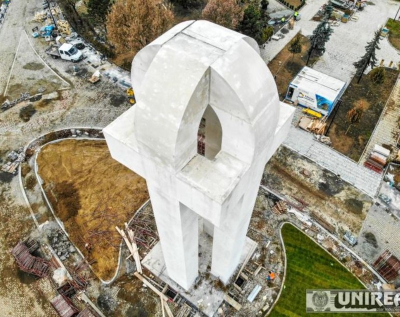 FOTO/ Cum arată Monumentul Marii Uniri de la Alba Iulia, după ce au fost date jos schelele. Are peste 1.300 de tone și a fost asemănat cu logo-ul Facebook
