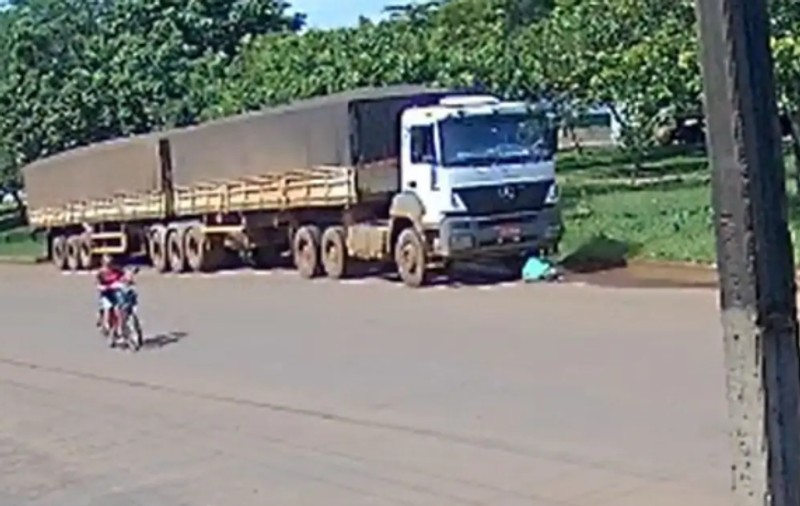 O pensionară a scăpat cu viață după ce un camion lung de 25 de metri a trecut peste ea, în Brazilia: „Mama este o femeie puternică” | VIDEO
