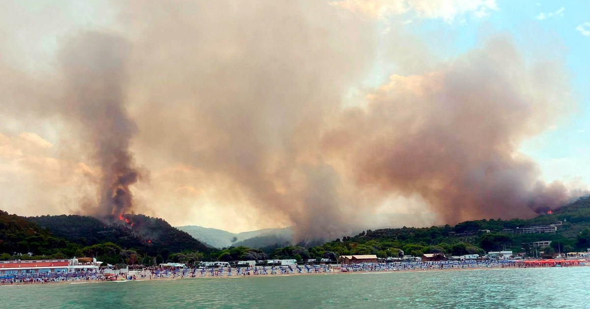 Un incendiu forestier puternic acoperă stațiunea litorală italiană Peschici Foto: Profimedia