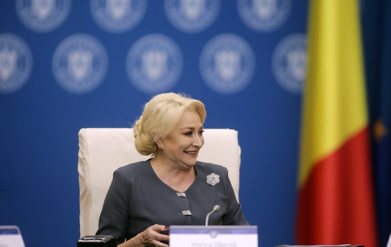 VIDEO / Dăncilă, aplaudată de miniştri, în şedinţa de Guvern, după ce a fost criticată dur în plenul Parlamentului European