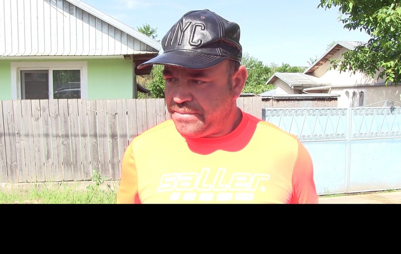 VIDEO: Polițiști din Vaslui, acuzați că au agresat un băiat de 15 ani, pe care l-au încătușat la o sărbătoare a satului