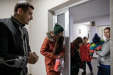 Ultima oprire în Huşi e la o mamă singură cu mulţi copii