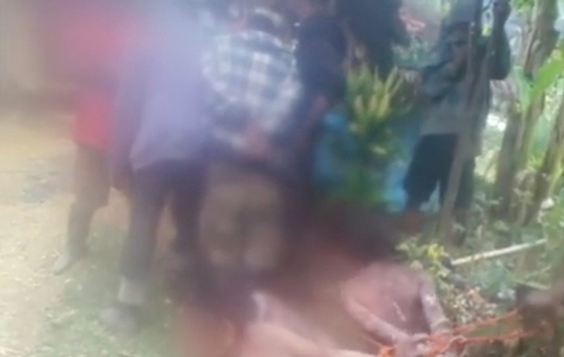 Femei acuzate de vrăjitorie, dezbrăcate şi torturate în public pentru că "au furat inima unui bărbat" VIDEO