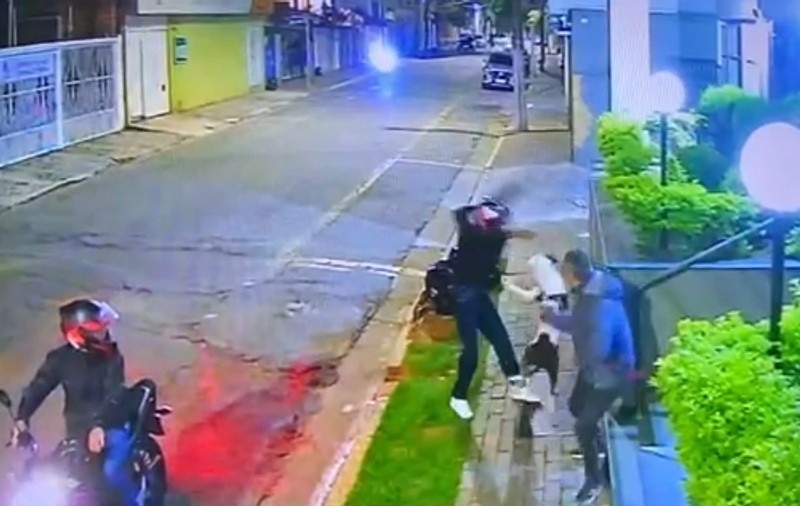 Un câine a sărit să-i muște pe bărbații pe motocicletă care au vrut să-i jefuiască stăpânul, în Brazilia. Suspecții s-au lăsat păgubași