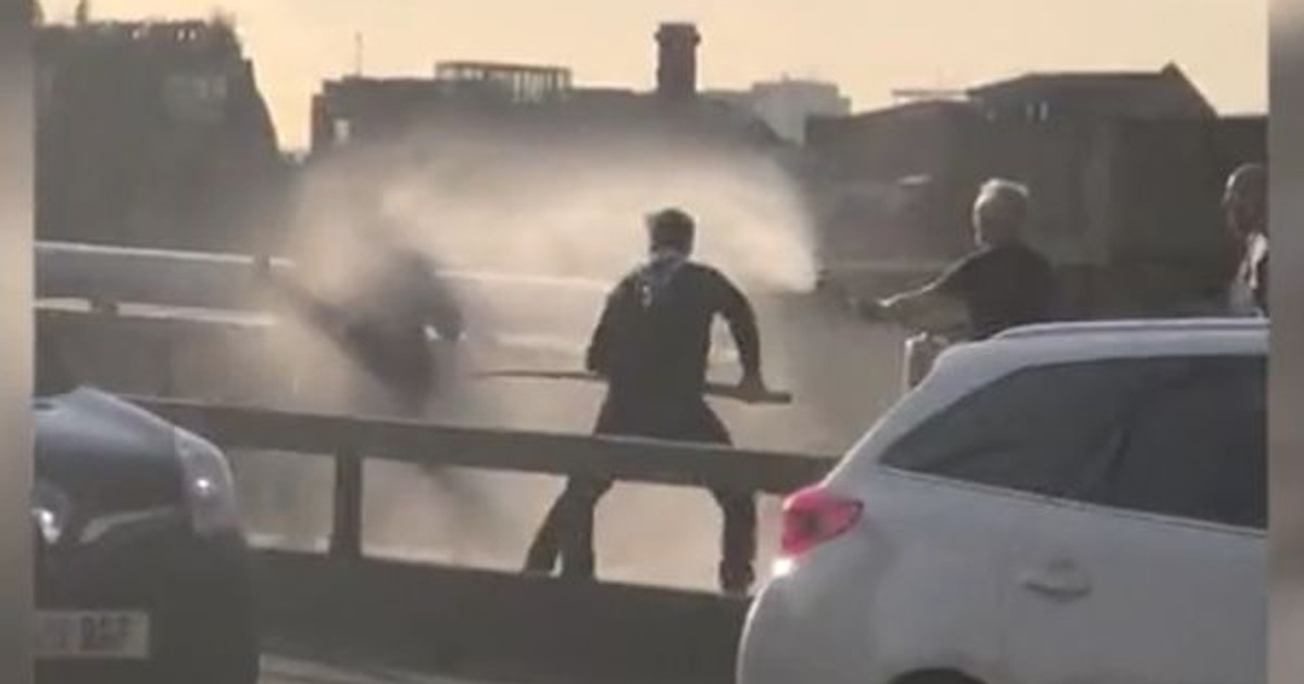 Momentul în care atacatorul de pe London Bridge a fost oprit de cetățeni cu un extinctor (foto captură Daily Mail)