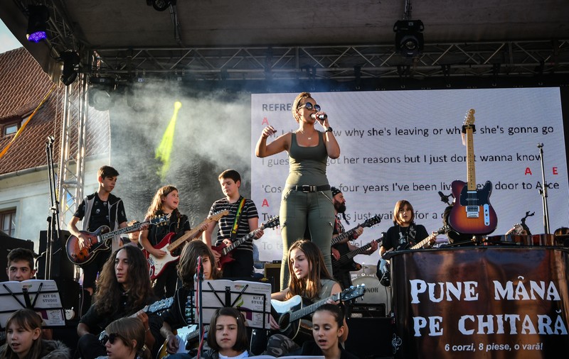 Sute de tineri şi-au acordat chitarele şi au cântat la unison la Sibiu FOTO&VIDEO