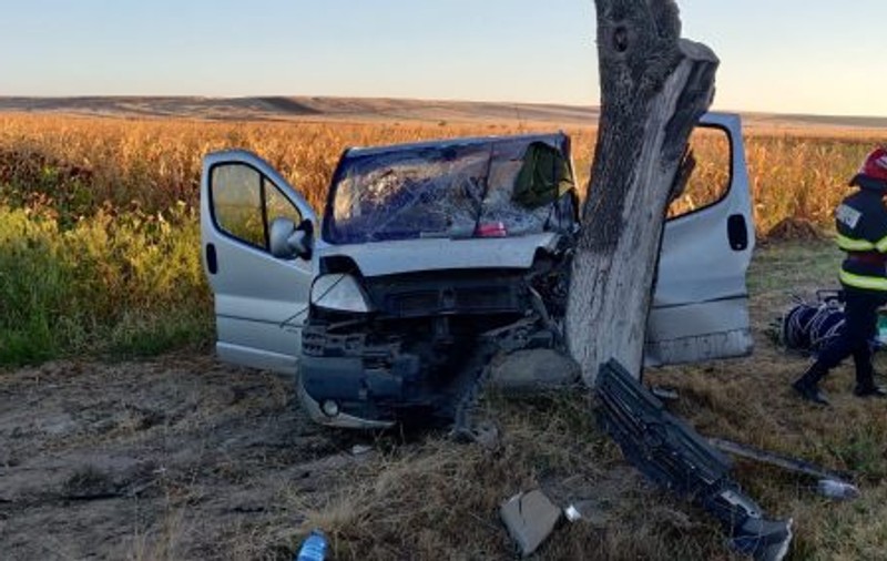 Doi oameni, în stare gravă, după ce un microbuz a intrat într-un copac, în Olt
