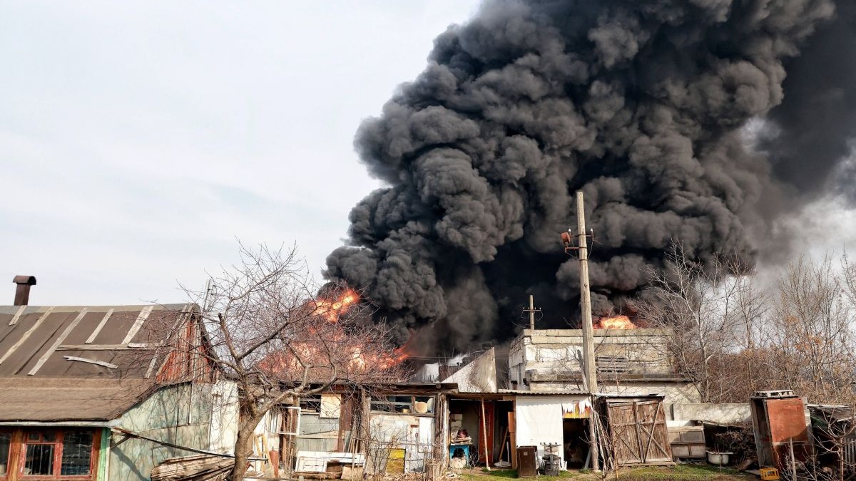 O coloană de fum negru gros se ridică deasupra locului incendiului provocat de atacul unei drone rusești, Odesa, Ucraina, pe 11 martie