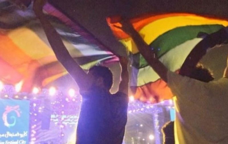 Zeci de oameni arestați în Egipt, după ce un steag al comunității LGBT a fost fluturat la un concert