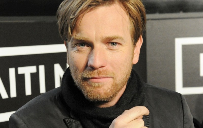 Ewan McGregor ar bea un păhărel când e nervos 