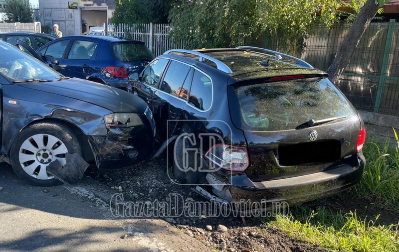O tânără din Dâmbovița a provocat un accident în timp ce învăța să conducă. Instructorul a ajuns la spital, iar cinci mașini au fost avariate